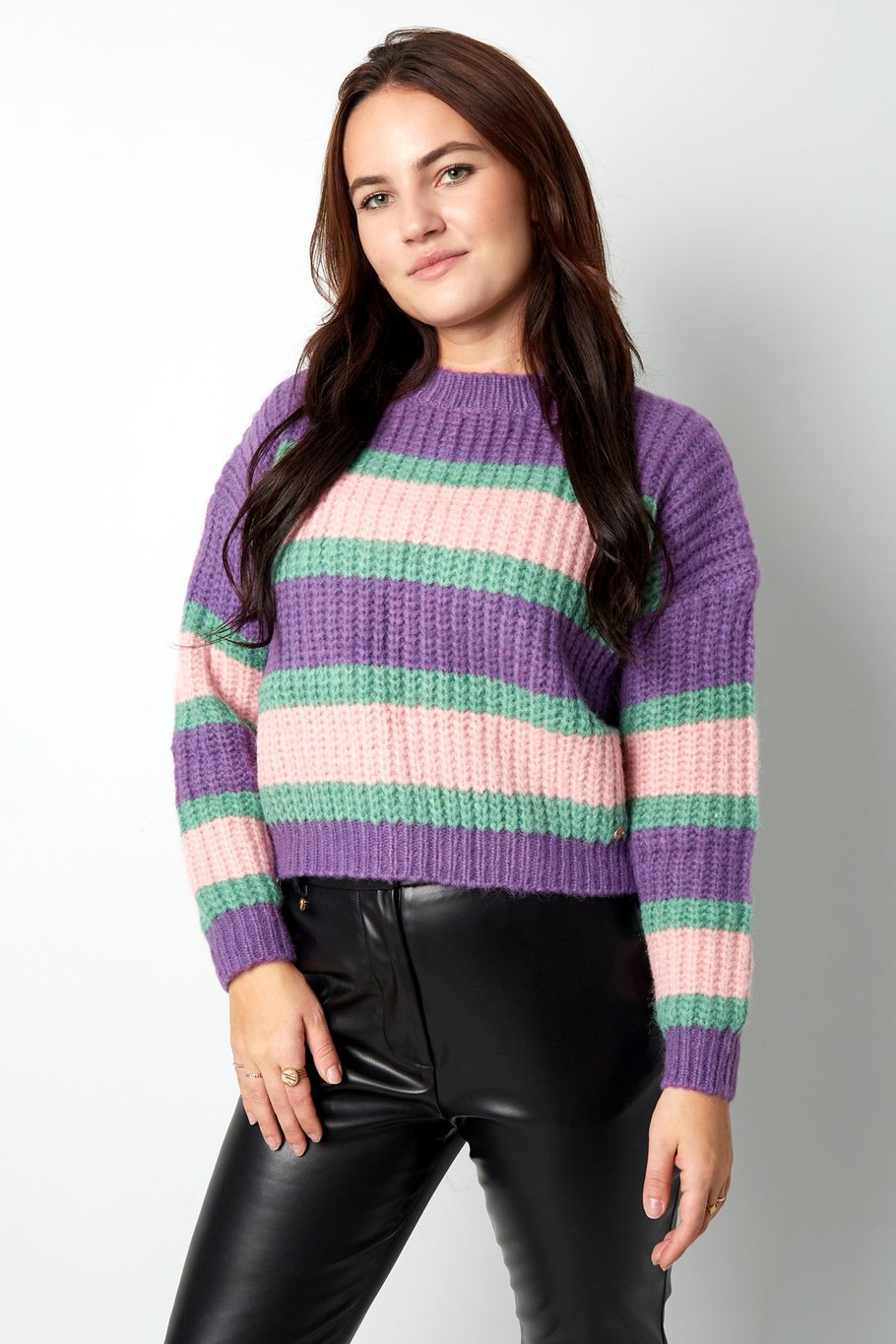 Gestrickter dreifarbiger Pullover mit Streifen – Orange-Rosa Bild3